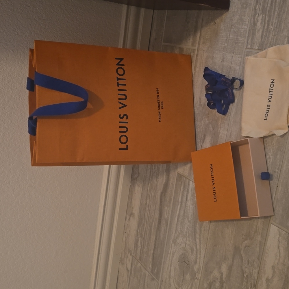 Louis Vuitton Shopping bag, small wallet box, wallet sleeve, ribbon